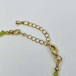 Браслет из Хризолита и Унакита с подвеской "Клевер"