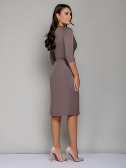Платье-футляр цвета мокко с глубоким вырезом - 1001dress фото 3