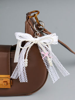 Брелок для ключей на карабине «Жемчужный бант с кружевной тесьмой», бусины d=0.4 и 0.8 см, на сумку, рюкзак, 16×9.5×1 см