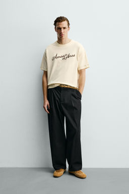 CAMISETA RELAXED FIT TEXTO BORDADO / Beige