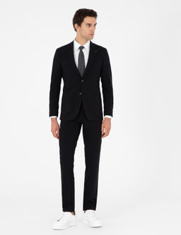 Черный костюм узкого кроя