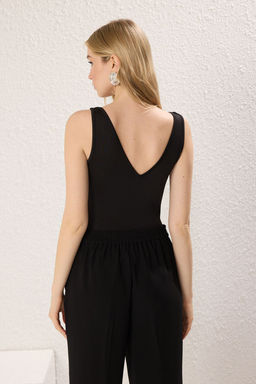 TRENDYOLMILLA Siyah Tasl? S?rt Dekolteli V Yaka Fitted/Vucuda Oturan C?tc?tl? Esnek Orme Body TWOSS25BD00007  фото 4