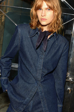 Camisa denim con hombreras