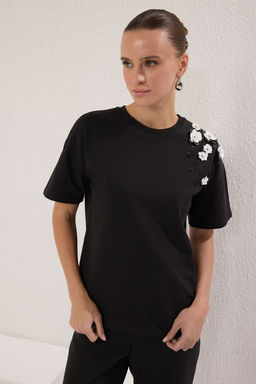 TRENDYOLMILLA Siyah Oversize/Genis Kal?p Aksesuar Detayl? Orme T-Shirt TWOSS25TS00030