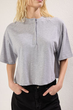 TRENDYOLMILLA Bordo Relaxed/Rahat Kal?p Crop Truvakar Kol C?tc?tl? Orme T-Shirt TWOSS25TS00021  фото 3