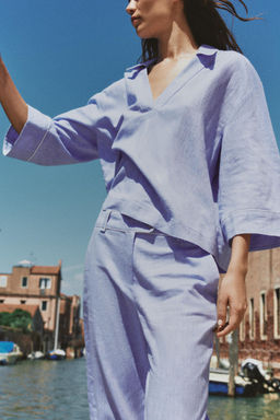 BLUSA CON LINO DETALLE VIVOS / Azul claro