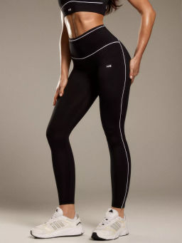 Моделирующие леггинсы с контрастными кантами