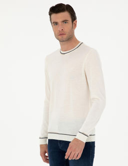 Белый зауженный свитер