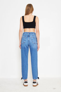 TRENDYOLMILLA Mavi Fiyonk/Kurdele Detayl? Kadife Yan Seritli Yuksek Bel Mom Jeans TWOSS25JE00186