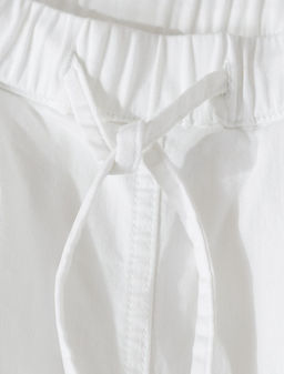 Широкие джинсы с поясом на резинке и с защипами из облегченного денима