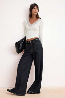 Ekru Fitted/Vucuda Oturan V Yaka Dantel Detayl? Yumusak Orme Bluz TWOSS26BZ00637