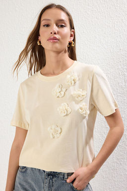 Trendyolmilla Ac?k Tas %100 Pamuk Aksesuar Cicek Detayl? Regular/Normal Kal?p Orme T-Shirt TWOSS25TS00026 фото 2