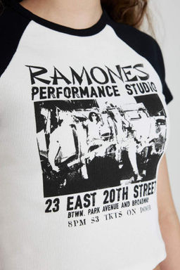 Ramones Облегающая футболка с короткими рукавами и круглым вырезом в рубчик - Defacto фото 5