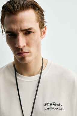 CAMISETA TEXTOS BORDADOS / Blanco