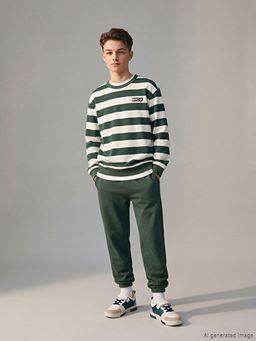 Bisiklet Yaka ?izgili Erkek ?ocuk Sweatshirt ve E?ofman Alt?