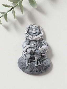 Магнит "Девочка с олененком" (барельеф) , 7,5см