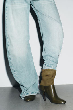 CRINKLE-EFFECT LEATHER ANKLE BOOTS - Zara фото 2