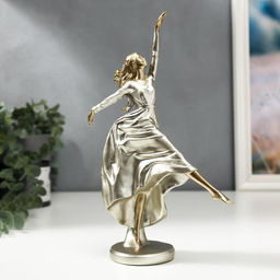 Фигурка полистоун «Девушка бегущая по ветру», 26×7×17 см