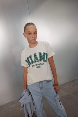 K?z Cocuk Relax Fit Bisiklet Yaka Yaz? Bask?l? K?sa Kollu Okul Tisortu - Defacto фото 2