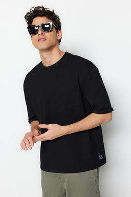 Siyah Oversize/Geni_ Kesim K_sa Kol Cepli Etiket Detayl_ T-Shirt TMNSS23TS00077