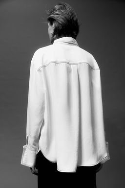 Camisa con costuras a contraste