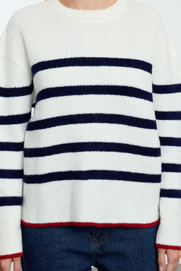 TRENDYOLMILLA Ekru Yumusak Dokulu Genis Kal?p Basic Cizgili Triko Kazak TWOAW25KZ00256