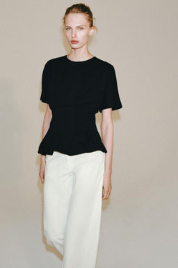 CAMISETA ENTALLADA PINZAS / Negro
