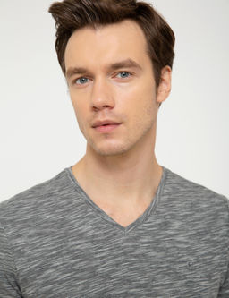 Черная футболка с v-образным вырезом - Cacharel фото 2