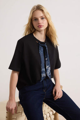 Siyah Oversize/Genis Kal?p Fular Detayl? Uzun 30/2 Penye Suprem Orme T-Shirt TWOSS26TS00057