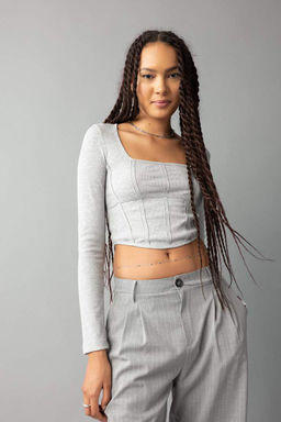 Приталенная футболка с длинными рукавами и круглым вырезом в рубчик