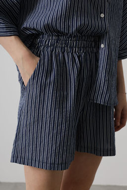 TRENDYOLMILLA Lacivert Beli Lastikli Cizgili Mini Sort & Bermuda TWOSS25SR00038