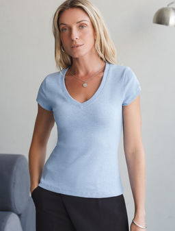 Футболка из плотного трикотажа в рубчик с V-образным вырезом