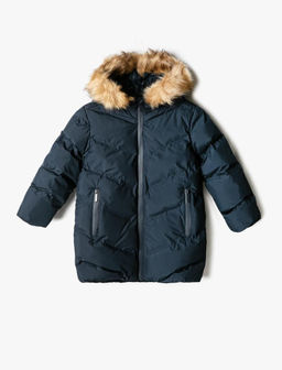 Длинный пуховик для мальчика с карманом на молнии и капюшоном из искусственного меха