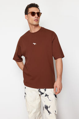 TRENDYOL MAN Siyah Oversize/Genis Kesim K?sa Kol Manzara Nak?sl? %100 Pamuklu T-Shirt TMNSS23TS00243