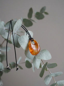 Кулон на шнурке