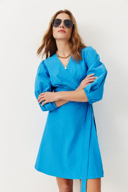 Платье на запах из жатого хлопка