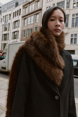 PLAIN FAUX FUR SCARF WITH FRINGING - Zara фото 2