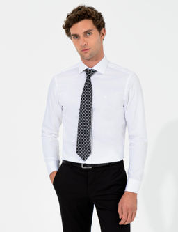 Белая базовая рубашка приталенного кроя с длинным рукавом