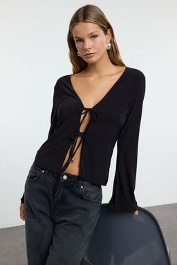 Trendyolmilla Siyah Vucuda Oturan Regular/Normal Kal?p Baglama Detayl? Esnek Orme Bluz TWOAW25BZ00254