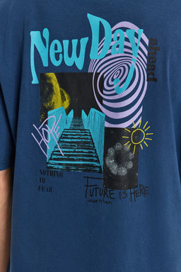 TRENDYOL MAN Indigo Oversize/Genis Kesim Eskitme/Soluk Efekt Mistik Bask?l? %100 Pamuklu T-Shirt TMNSS22TS0838 - Trendyolmilla фото 7