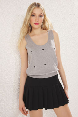 Gri Premium Iplik / Ozel Iplik Kare Yaka Kalp Bask?l? Triko Ince Bluz TWOSS25BZ00307