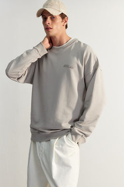 Gri Bisiklet Yaka Oversize/Geni_ Kesim Yaz_ Nak__l_ Diagonal Sweatshirt TMNAW24SW00039
