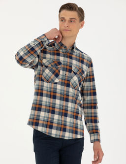 Светло-коричневая рубашка классического кроя с длинным рукавом