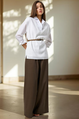 Жилет вязаный оверсайз с разрезами по бокам белый