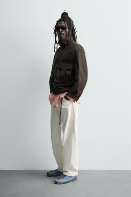 CAZADORA CROPPED FIT EFECTO ENCERADO AARON LEVINE X ZARA / Marr?n  фото 4