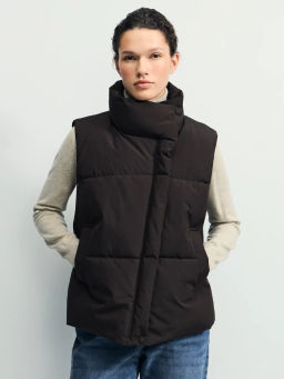 Утепленный стеганый жилет со стойкой-воротником / Zarina