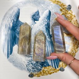 Кристалл из Лунного камня