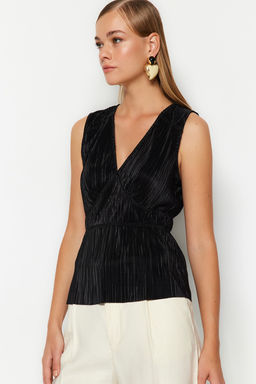 Trendyolmilla Siyah Premium Piliseli V Yaka Regular Kal?p Orme Bluz TWOSS23BZ00965