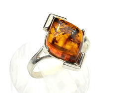 Кольцо с янтарем С925 ромбик 13*18мм цв.коньячный размер 18, 2,9г