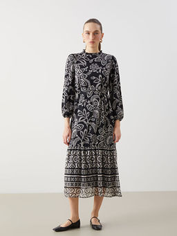 Dik Yaka Desenli Elbise